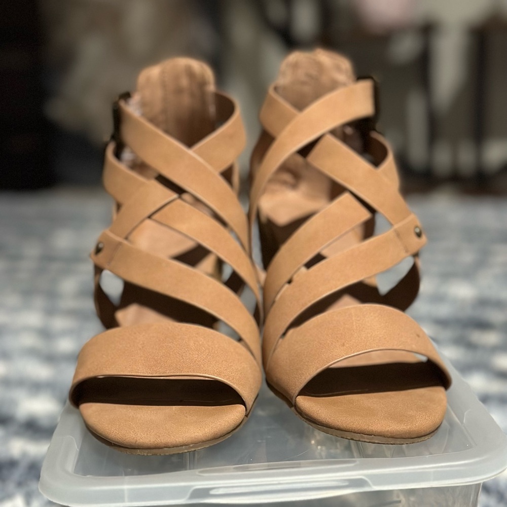 Crown Vintage wedges size 8.5